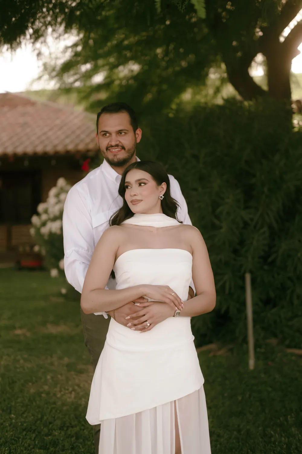 Yaritzy y Christian abrazados en el jardín